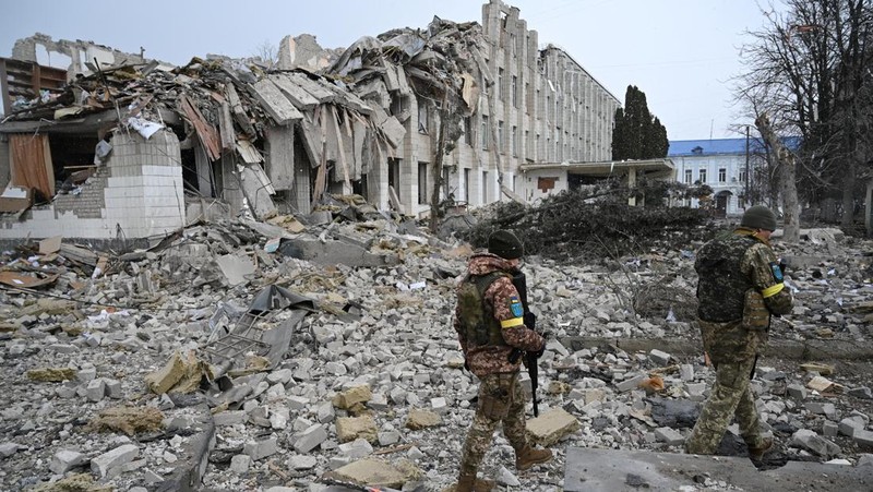 Kondisi bangunan yang rusak akibat penembakan baru-baru ini selama invasi Rusia ke Ukraina di Kharkiv, Ukraina, Selasa (8/3/2022). (REUTERS/Oleksandr Lapshyn)