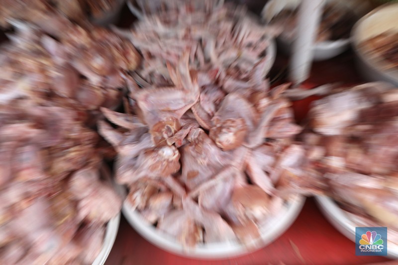 Pedagang melayani pembeli daging ayam di pasar Kebayoran lama, Jakarta, Rabu (9/3/2022). Harga daging ayam di pasaran terus merangkak naik meski belum memasuki bulan Ramadan. (CNBC Indonesia/ Tri Susilo)