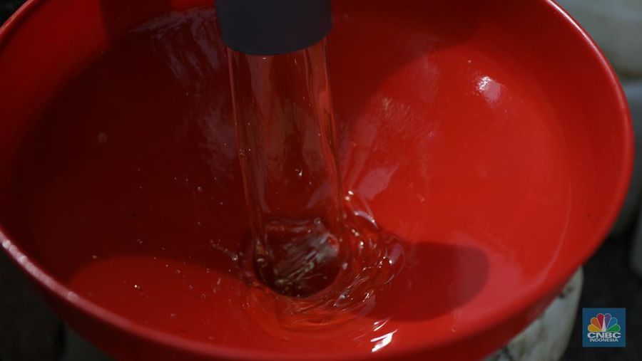 Pedagang antre untuk mendapatkan minyak curah di Pasar Kebayoran Lama, Jakarta, Rabu (9/3/2022). Kemendag dan BUMN menyediakan sebanyak 8000 liter minyak goreng untuk didistribusikan. (CNBC Indonesia/ Tri Susilo)