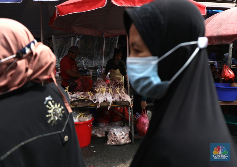 Ilustrasi Penjualan Ayam Pedagang melayani pembeli daging ayam di pasar Kebayoran lama, Jakarta, Rabu (9/3/2022). Harga daging ayam di pasaran terus merangkak naik meski belum memasuki bulan Ramadan. (CNBC Indonesia/ Tri Susilo)