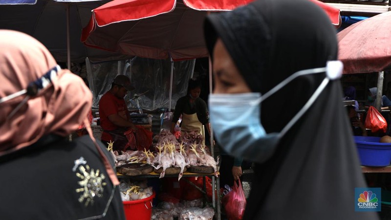 Pedagang melayani pembeli daging ayam di pasar Kebayoran lama, Jakarta, Rabu (9/3/2022). Harga daging ayam di pasaran terus merangkak naik meski belum memasuki bulan Ramadan. (CNBC Indonesia/ Tri Susilo)