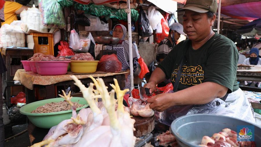 Pedagang melayani pembeli daging ayam di pasar Kebayoran lama, Jakarta, Rabu (9/3/2022). Harga daging ayam di pasaran terus merangkak naik meski belum memasuki bulan Ramadan. (CNBC Indonesia/ Tri Susilo)