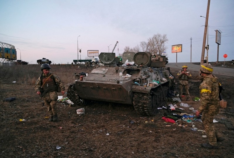 Tank Rusia yang hangus terlihat, di tengah serangan Rusia ke Ukraina, di wilayah Sumy, Ukraina Tank Rusia yang hangus terlihat, di tengah serangan Rusia ke Ukraina, di wilayah Sumy, Ukraina, Senin (7/3/2022). (Irina Rybakova/Press service of the Ukrainian Ground Forces/Handout via REUTERS)