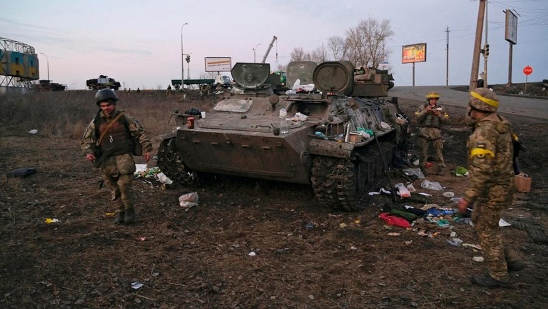Tank Rusia yang hangus terlihat, di tengah serangan  Rusia ke Ukraina, di wilayah Sumy, Ukraina, Senin (7/3/2022).  (Irina Rybakova/Press service of the Ukrainian Ground Forces/Handout via REUTERS)