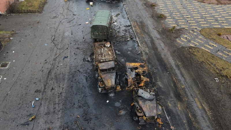 Tank Rusia yang hangus terlihat, di tengah serangan  Rusia ke Ukraina, di wilayah Sumy, Ukraina, Senin (7/3/2022).  (Irina Rybakova/Press service of the Ukrainian Ground Forces/Handout via REUTERS)
