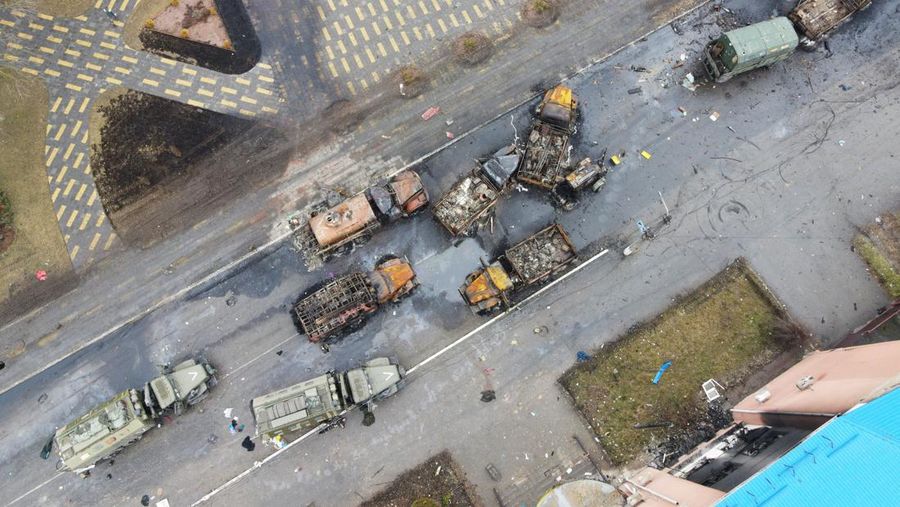Kendaraan militer Rusia yang hancur terlihat di jalan di pemukiman Borodyanka, saat serangan Rusia ke Ukraina berlanjut, di wilayah Kyiv, Ukraina, Kamis (3/3/2022). (REUTERS/Maksim Levin)