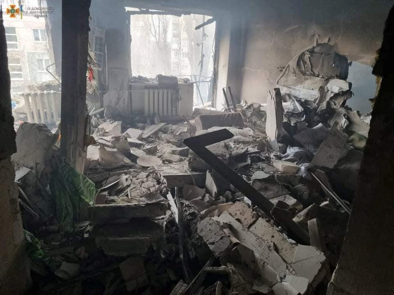 Kondisi bangunan yang rusak akibat penembakan baru-baru ini selama invasi Rusia ke Ukraina di Kharkiv, Ukraina Kondisi bangunan yang rusak akibat penembakan baru-baru ini selama invasi Rusia ke Ukraina di Kharkiv, Ukraina, Selasa (8/3/2022). (REUTERS/Oleksandr Lapshyn)