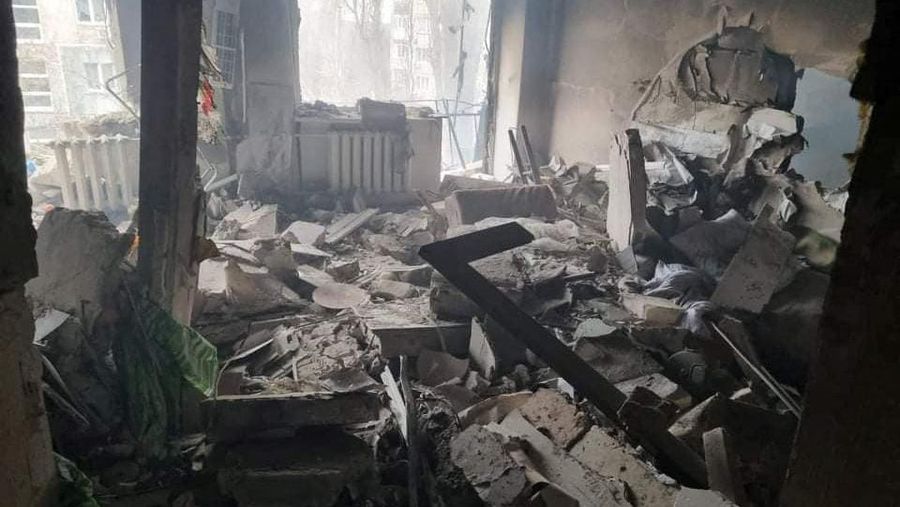 Kondisi bangunan yang rusak akibat penembakan baru-baru ini selama invasi Rusia ke Ukraina di Kharkiv, Ukraina, Selasa (8/3/2022). (REUTERS/Oleksandr Lapshyn)