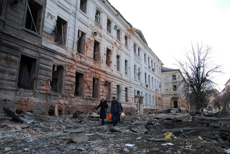 Kondisi bangunan yang rusak akibat penembakan baru-baru ini selama invasi Rusia ke Ukraina di Kharkiv, Ukraina, Selasa (8/3/2022). (REUTERS/Oleksandr Lapshyn)