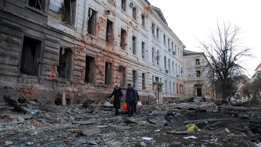 Kondisi bangunan yang rusak akibat penembakan baru-baru ini selama invasi Rusia ke Ukraina di Kharkiv, Ukraina, Selasa (8/3/2022). (REUTERS/Oleksandr Lapshyn)