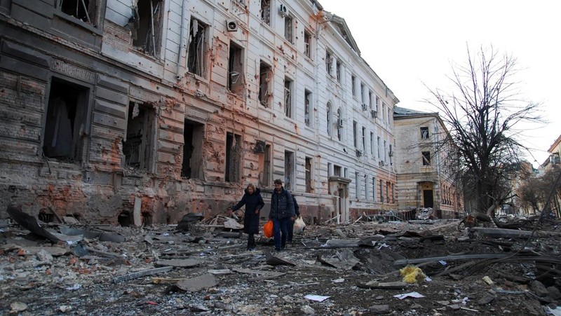 Kondisi bangunan yang rusak akibat penembakan baru-baru ini selama invasi Rusia ke Ukraina di Kharkiv, Ukraina, Selasa (8/3/2022). (REUTERS/Oleksandr Lapshyn)