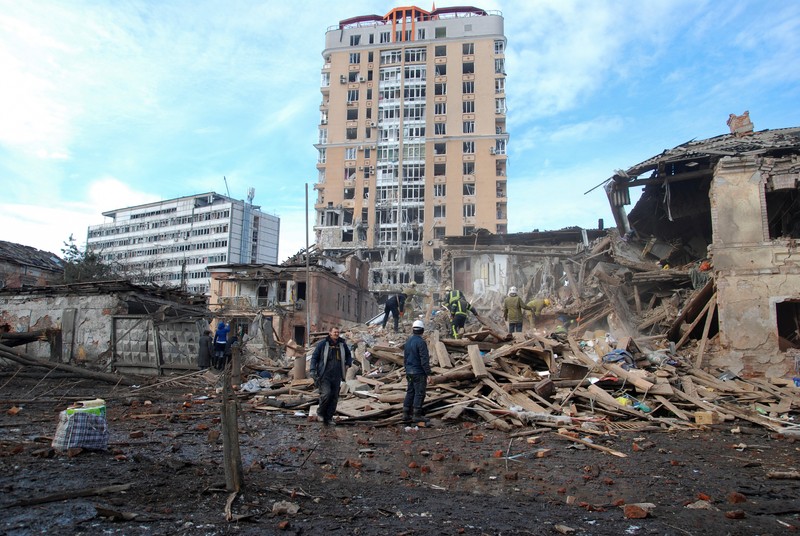 Kondisi bangunan yang rusak akibat penembakan baru-baru ini selama invasi Rusia ke Ukraina di Kharkiv, Ukraina, Selasa (8/3/2022). (REUTERS/Oleksandr Lapshyn)