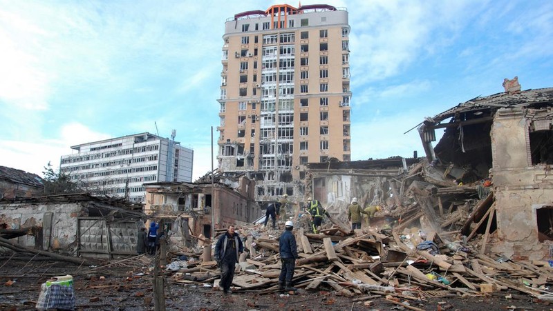 Kondisi bangunan yang rusak akibat penembakan baru-baru ini selama invasi Rusia ke Ukraina di Kharkiv, Ukraina, Selasa (8/3/2022). (REUTERS/Oleksandr Lapshyn)