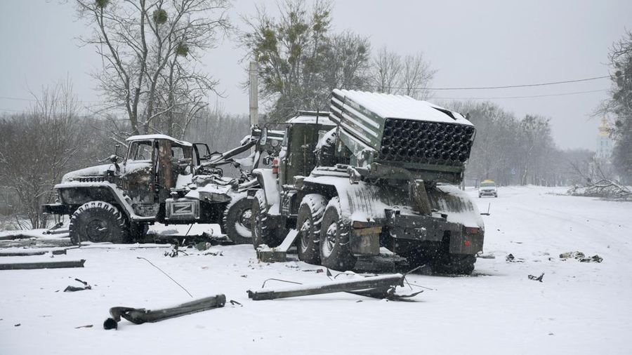 Tank Rusia yang hangus terlihat, di tengah serangan  Rusia ke Ukraina, di wilayah Sumy, Ukraina, Senin (7/3/2022).  (Irina Rybakova/Press service of the Ukrainian Ground Forces/Handout via REUTERS)