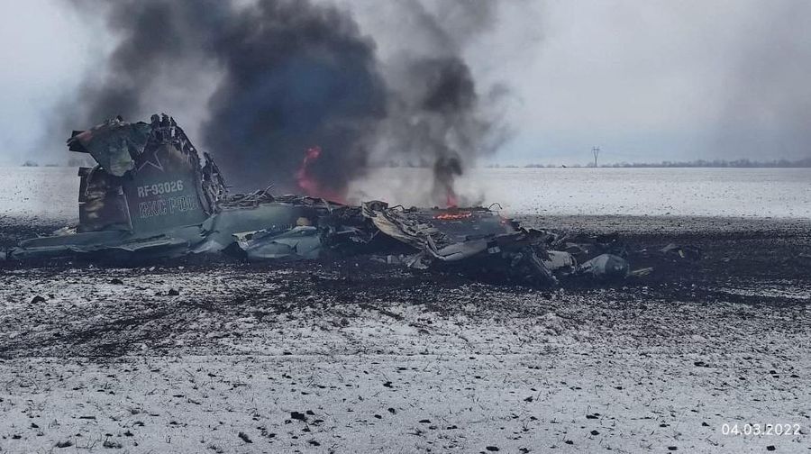 Tank Rusia yang hangus terlihat, di tengah serangan  Rusia ke Ukraina, di wilayah Sumy, Ukraina, Senin (7/3/2022).  (Irina Rybakova/Press service of the Ukrainian Ground Forces/Handout via REUTERS)