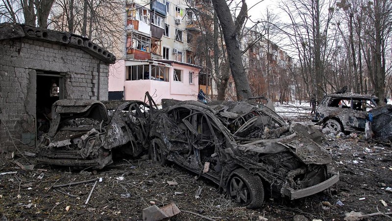 Kondisi bangunan yang rusak akibat penembakan baru-baru ini selama invasi Rusia ke Ukraina di Kharkiv, Ukraina, Selasa (8/3/2022). (REUTERS/Oleksandr Lapshyn)