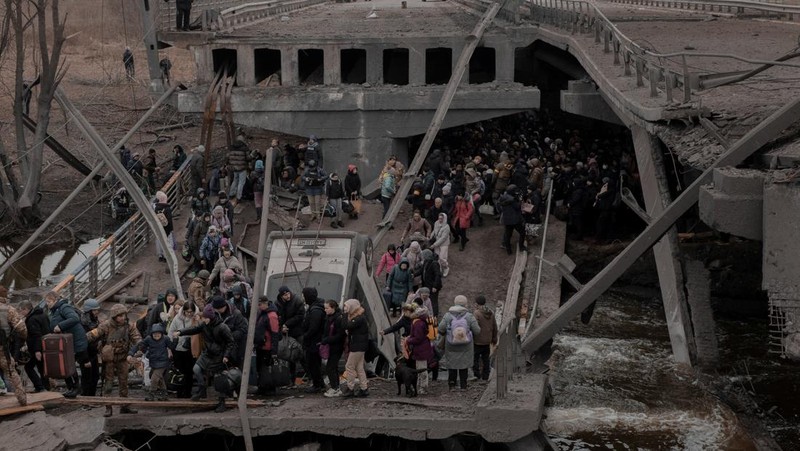 Kondisi bangunan yang rusak akibat penembakan baru-baru ini selama invasi Rusia ke Ukraina di Kharkiv, Ukraina, Selasa (8/3/2022). (REUTERS/Oleksandr Lapshyn)