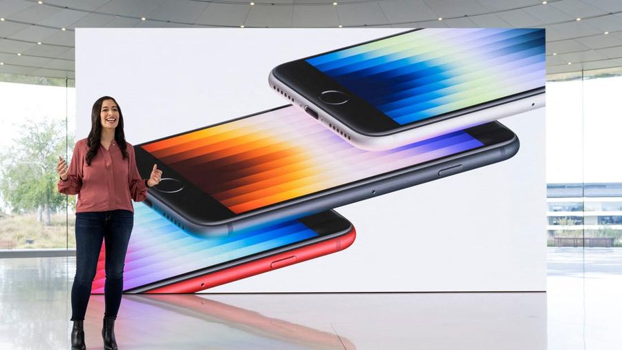Francesca Sweet dari Apple berbicara tentang fitur dari iPhone SE baru selama acara khusus di Apple Park di Cupertino, California, AS, Selasa (8/3/2022).  (Brooks Kraft/Apple Inc./Handout via REUTERS)