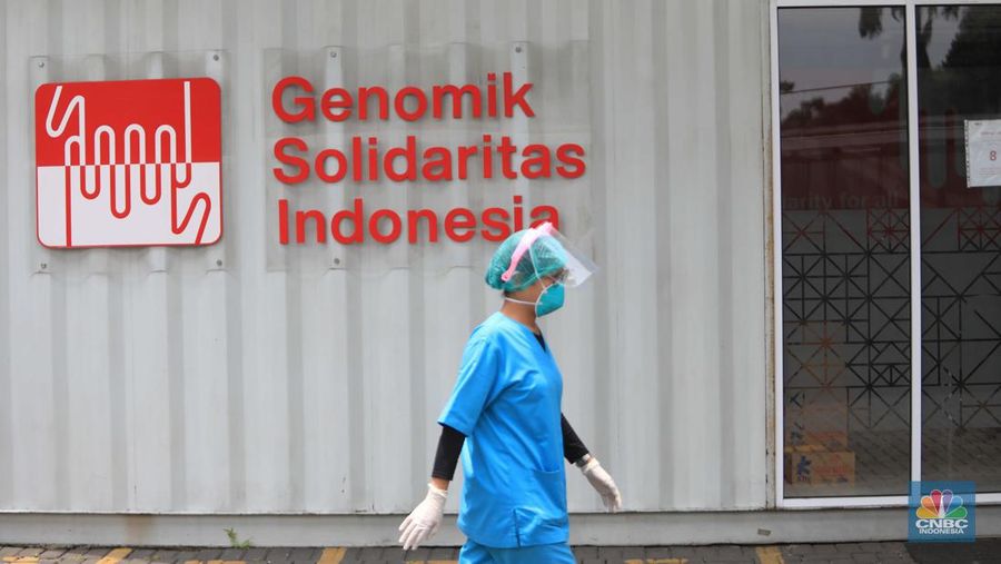 Pengunjung melakukan pemeriksaan test Covid-19 di Laboratorium Uji test Swab Covid-19 di Kawasan Cilandak, Jakarta, Rabu (9/3/2022). Pemerintah telah memperbaharui kebijakan syarat untuk melakukan perjalanan lewat moda Transportasi publik. (CNBC Indonesia/ Muhammad Sabki)