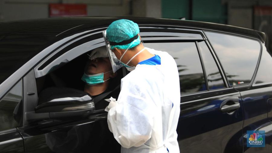 Pengunjung melakukan pemeriksaan test Covid-19 di Laboratorium Uji test Swab Covid-19 di Kawasan Cilandak, Jakarta, Rabu (9/3/2022). Pemerintah telah memperbaharui kebijakan syarat untuk melakukan perjalanan lewat moda Transportasi publik. (CNBC Indonesia/ Muhammad Sabki)