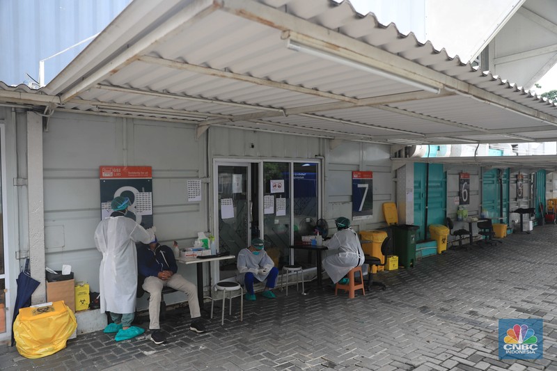 Pengunjung melakukan pemeriksaan test Covid-19 di Laboratorium Uji test Swab Covid-19 di Kawasan Cilandak, Jakarta, Rabu (9/3/2022). Pemerintah telah memperbaharui kebijakan syarat untuk melakukan perjalanan lewat moda Transportasi publik. (CNBC Indonesia/ Muhammad Sabki)