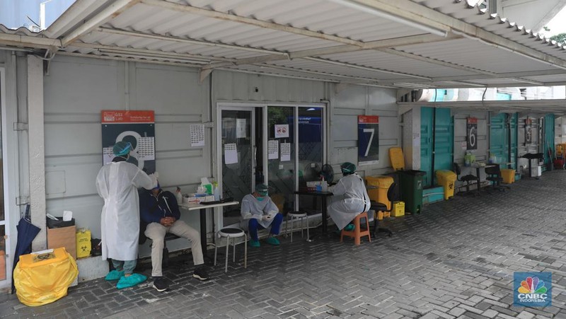 Pengunjung melakukan pemeriksaan test Covid-19 di Laboratorium Uji test Swab Covid-19 di Kawasan Cilandak, Jakarta, Rabu (9/3/2022). Pemerintah telah memperbaharui kebijakan syarat untuk melakukan perjalanan lewat moda Transportasi publik. (CNBC Indonesia/ Muhammad Sabki)