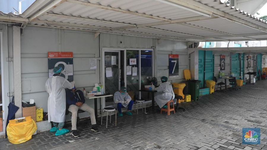 Pengunjung melakukan pemeriksaan test Covid-19 di Laboratorium Uji test Swab Covid-19 di Kawasan Cilandak, Jakarta, Rabu (9/3/2022). Pemerintah telah memperbaharui kebijakan syarat untuk melakukan perjalanan lewat moda Transportasi publik. (CNBC Indonesia/ Muhammad Sabki)