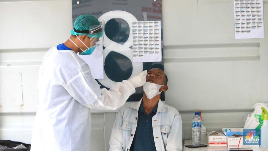 Pengunjung melakukan pemeriksaan test Covid-19 di Laboratorium Uji test Swab Covid-19 di Kawasan Cilandak, Jakarta, Rabu (9/3/2022). Pemerintah telah memperbaharui kebijakan syarat untuk melakukan perjalanan lewat moda Transportasi publik. (CNBC Indonesia/ Muhammad Sabki)