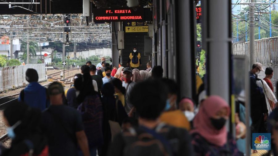 Penumpang berjalan menuju peron unuk menaiki KRL Commuter Line di Stasiun Tanah Abang, Jakarta, Rabu (9/3/2022). Petugas KAI Commuter telah mencabut dan membersihkan marka jaga jarak yang sebelumnya ada dari tempat duduk di KRL. (CNBC Indonesia/ Muhammad Sabki)