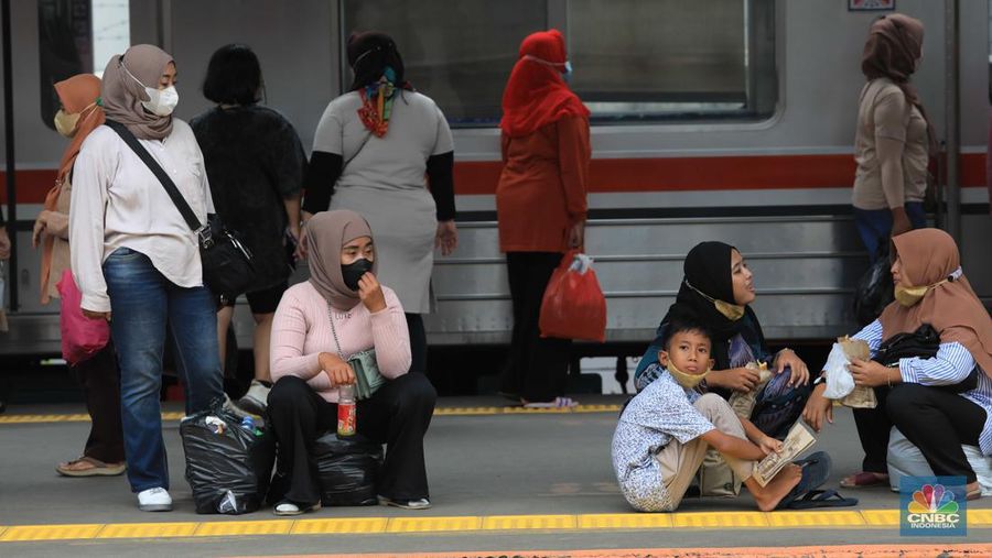 Penumpang berjalan menuju peron unuk menaiki KRL Commuter Line di Stasiun Tanah Abang, Jakarta, Rabu (9/3/2022). Petugas KAI Commuter telah mencabut dan membersihkan marka jaga jarak yang sebelumnya ada dari tempat duduk di KRL. (CNBC Indonesia/ Muhammad Sabki)