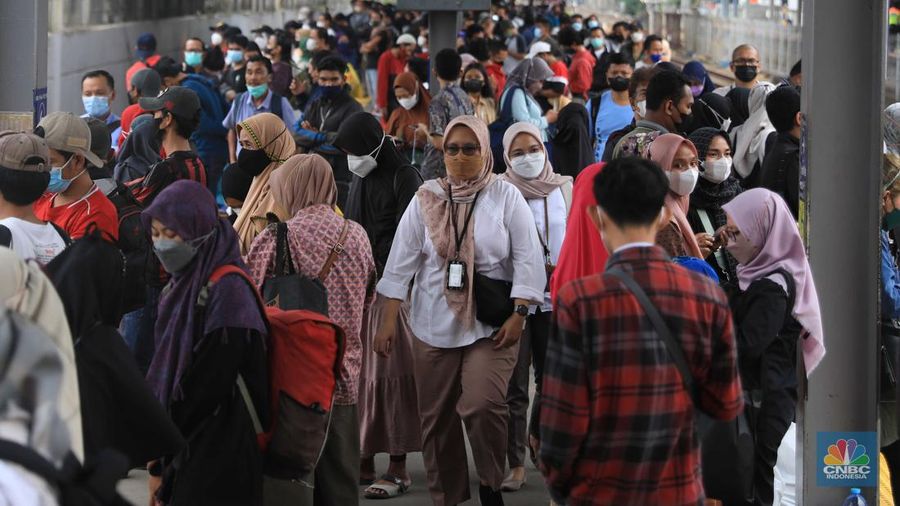 Penumpang berjalan menuju peron unuk menaiki KRL Commuter Line di Stasiun Tanah Abang, Jakarta, Rabu (9/3/2022). Petugas KAI Commuter telah mencabut dan membersihkan marka jaga jarak yang sebelumnya ada dari tempat duduk di KRL. (վ/ Muhammad Sabki)
