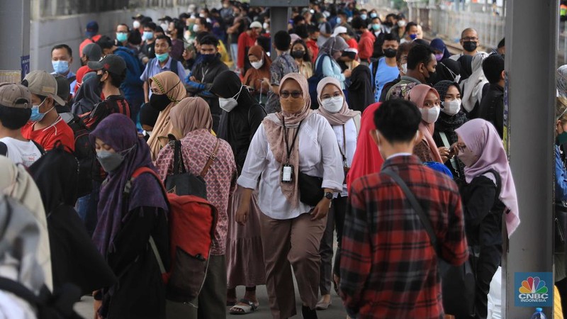 Penumpang berjalan menuju peron unuk menaiki KRL Commuter Line di Stasiun Tanah Abang, Jakarta, Rabu (9/3/2022). Petugas KAI Commuter telah mencabut dan membersihkan marka jaga jarak yang sebelumnya ada dari tempat duduk di KRL. (CNBC Indonesia/ Muhammad Sabki)