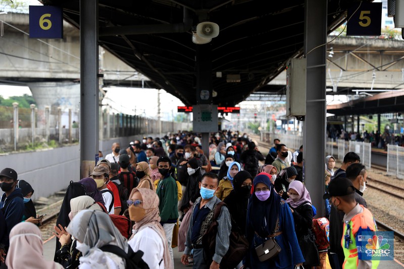 Penumpang KRL pada Level 2 PPKM Penumpang berjalan menuju peron unuk menaiki KRL Commuter Line di Stasiun Tanah Abang, Jakarta, Rabu (9/3/2022). Petugas KAI Commuter telah mencabut dan membersihkan marka jaga jarak yang sebelumnya ada dari tempat duduk di KRL. (CNBC Indonesia/ Muhammad Sabki)