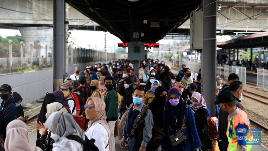 Penumpang berjalan menuju peron unuk menaiki KRL Commuter Line di Stasiun Tanah Abang, Jakarta, Rabu (9/3/2022). Petugas KAI Commuter telah mencabut dan membersihkan marka jaga jarak yang sebelumnya ada dari tempat duduk di KRL. (CNBC Indonesia/ Muhammad Sabki)