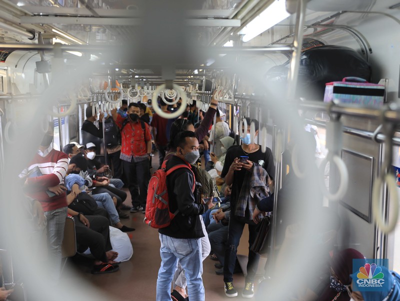 Penumpang KRL pada Level 2 PPKM Penumpang berjalan menuju peron unuk menaiki KRL Commuter Line di Stasiun Tanah Abang, Jakarta, Rabu (9/3/2022). Petugas KAI Commuter telah mencabut dan membersihkan marka jaga jarak yang sebelumnya ada dari tempat duduk di KRL. (CNBC Indonesia/ Muhammad Sabki)