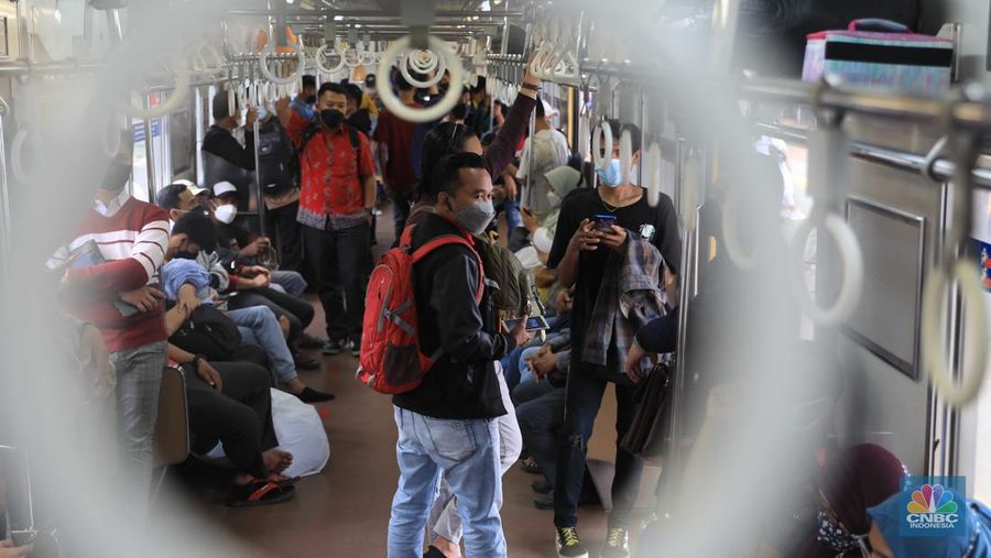 Penumpang berjalan menuju peron unuk menaiki KRL Commuter Line di Stasiun Tanah Abang, Jakarta, Rabu (9/3/2022). Petugas KAI Commuter telah mencabut dan membersihkan marka jaga jarak yang sebelumnya ada dari tempat duduk di KRL. (CNBC Indonesia/ Muhammad Sabki)
