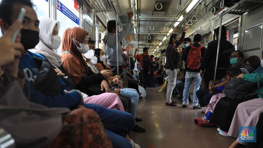 Penumpang berjalan menuju peron unuk menaiki KRL Commuter Line di Stasiun Tanah Abang, Jakarta, Rabu (9/3/2022). Petugas KAI Commuter telah mencabut dan membersihkan marka jaga jarak yang sebelumnya ada dari tempat duduk di KRL. (CNBC Indonesia/ Muhammad Sabki)