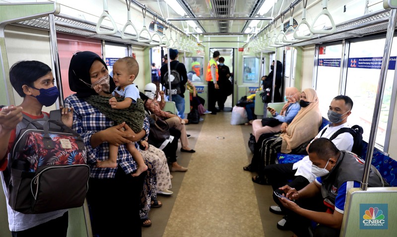 Penumpang KRL pada Level 2 PPKM Penumpang berjalan menuju peron unuk menaiki KRL Commuter Line di Stasiun Tanah Abang, Jakarta, Rabu (9/3/2022). Petugas KAI Commuter telah mencabut dan membersihkan marka jaga jarak yang sebelumnya ada dari tempat duduk di KRL. (CNBC Indonesia/ Muhammad Sabki)