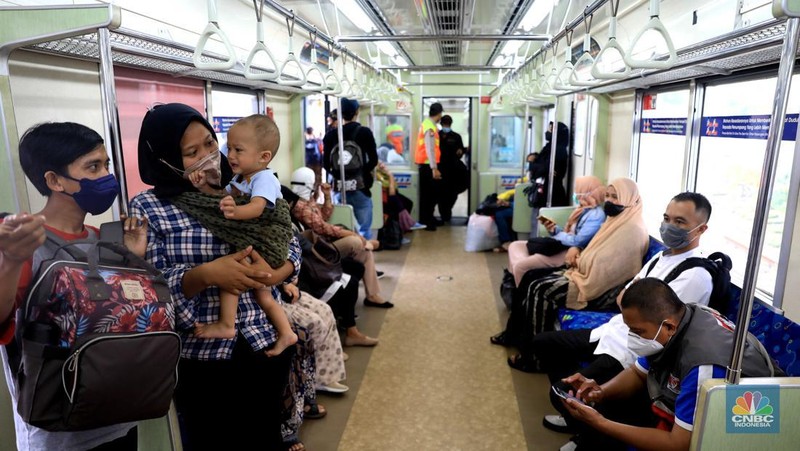Penumpang berjalan menuju peron unuk menaiki KRL Commuter Line di Stasiun Tanah Abang, Jakarta, Rabu (9/3/2022). Petugas KAI Commuter telah mencabut dan membersihkan marka jaga jarak yang sebelumnya ada dari tempat duduk di KRL. (CNBC Indonesia/ Muhammad Sabki)