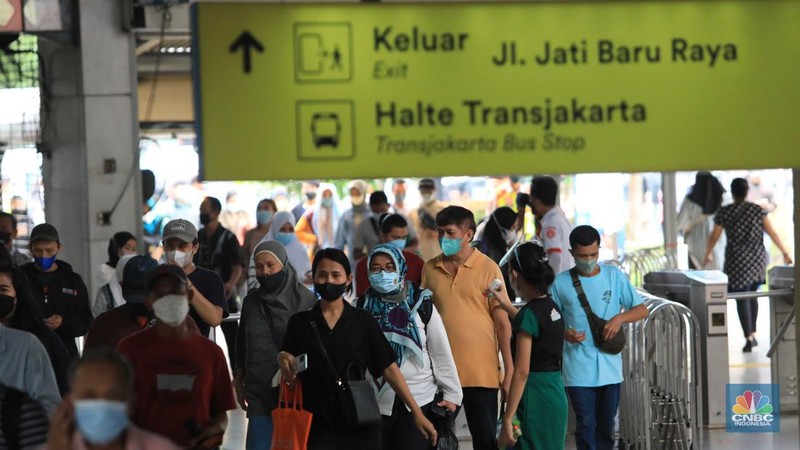 Penumpang berjalan menuju peron unuk menaiki KRL Commuter Line di Stasiun Tanah Abang, Jakarta, Rabu (9/3/2022). Petugas KAI Commuter telah mencabut dan membersihkan marka jaga jarak yang sebelumnya ada dari tempat duduk di KRL. (CNBC Indonesia/ Muhammad Sabki)