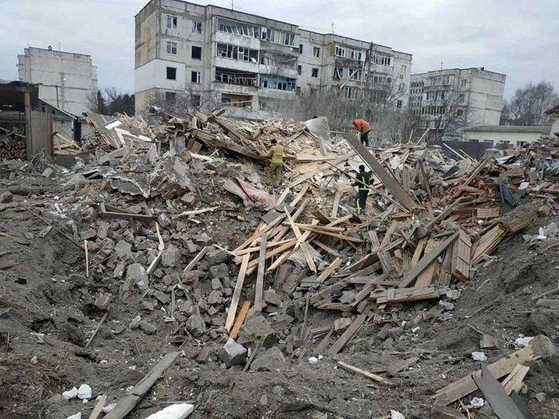 Kondisi bangunan yang rusak akibat penembakan baru-baru ini selama invasi Rusia ke Ukraina di Kharkiv, Ukraina Kondisi bangunan yang rusak akibat penembakan baru-baru ini selama invasi Rusia ke Ukraina di Kharkiv, Ukraina, Selasa (8/3/2022). (REUTERS/Oleksandr Lapshyn)