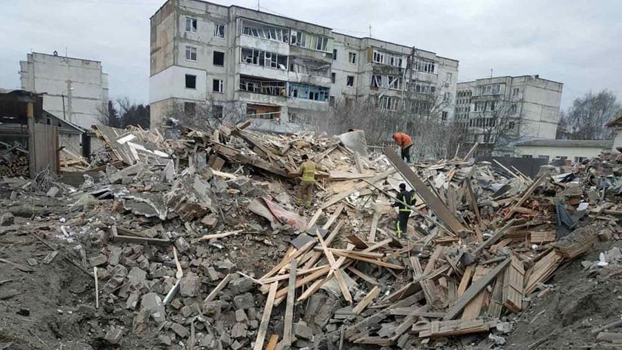 Kondisi bangunan yang rusak akibat penembakan baru-baru ini selama invasi Rusia ke Ukraina di Kharkiv, Ukraina, Selasa (8/3/2022). (REUTERS/Oleksandr Lapshyn)
