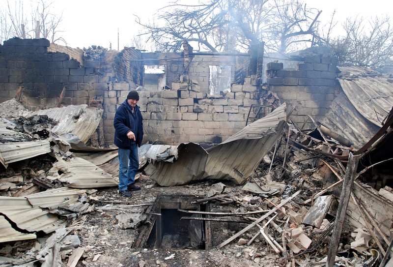 Kondisi bangunan yang rusak akibat penembakan baru-baru ini selama invasi Rusia ke Ukraina di Kharkiv, Ukraina, Selasa (8/3/2022). (REUTERS/Oleksandr Lapshyn)