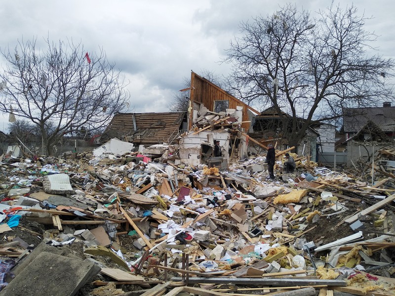 Kondisi bangunan yang rusak akibat penembakan baru-baru ini selama invasi Rusia ke Ukraina di Kharkiv, Ukraina, Selasa (8/3/2022). (REUTERS/Oleksandr Lapshyn)