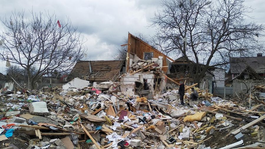 Kondisi bangunan yang rusak akibat penembakan baru-baru ini selama invasi Rusia ke Ukraina di Kharkiv, Ukraina, Selasa (8/3/2022). (REUTERS/Oleksandr Lapshyn)