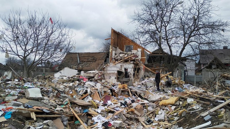 Kondisi bangunan yang rusak akibat penembakan baru-baru ini selama invasi Rusia ke Ukraina di Kharkiv, Ukraina, Selasa (8/3/2022). (REUTERS/Oleksandr Lapshyn)