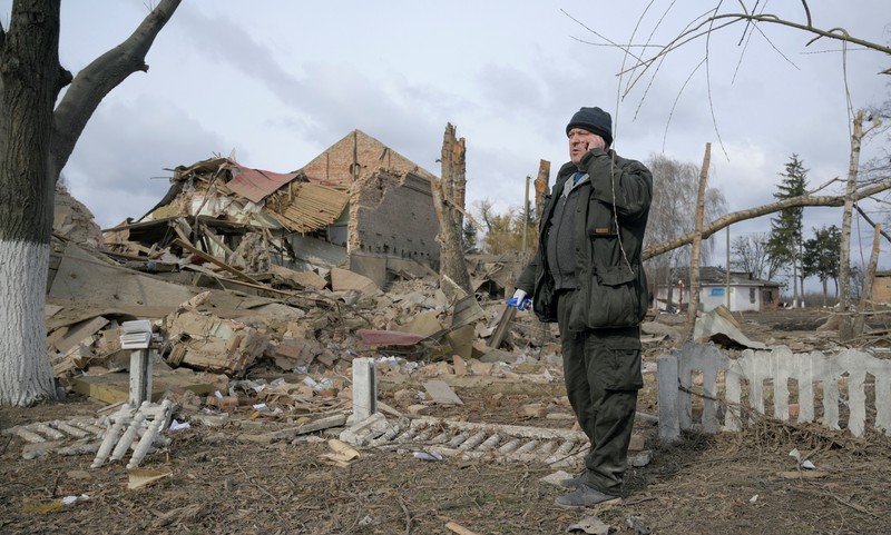 Kondisi bangunan yang rusak akibat penembakan baru-baru ini selama invasi Rusia ke Ukraina di Kharkiv, Ukraina, Selasa (8/3/2022). (REUTERS/Oleksandr Lapshyn)
