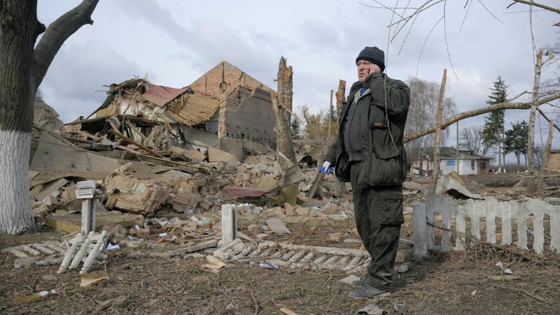 Kondisi bangunan yang rusak akibat penembakan baru-baru ini selama invasi Rusia ke Ukraina di Kharkiv, Ukraina, Selasa (8/3/2022). (REUTERS/Oleksandr Lapshyn)