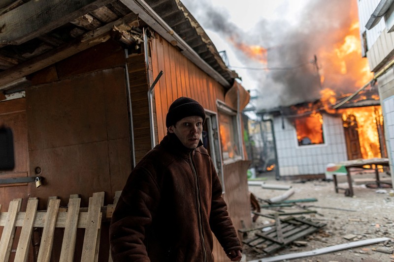 Kondisi bangunan yang rusak akibat penembakan baru-baru ini selama invasi Rusia ke Ukraina di Kharkiv, Ukraina Kondisi bangunan yang rusak akibat penembakan baru-baru ini selama invasi Rusia ke Ukraina di Kharkiv, Ukraina, Selasa (8/3/2022). (REUTERS/Oleksandr Lapshyn)