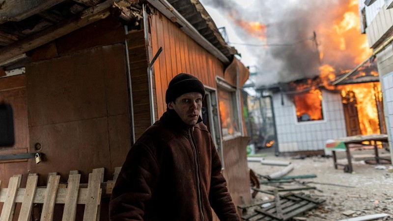 Kondisi bangunan yang rusak akibat penembakan baru-baru ini selama invasi Rusia ke Ukraina di Kharkiv, Ukraina, Selasa (8/3/2022). (REUTERS/Oleksandr Lapshyn)